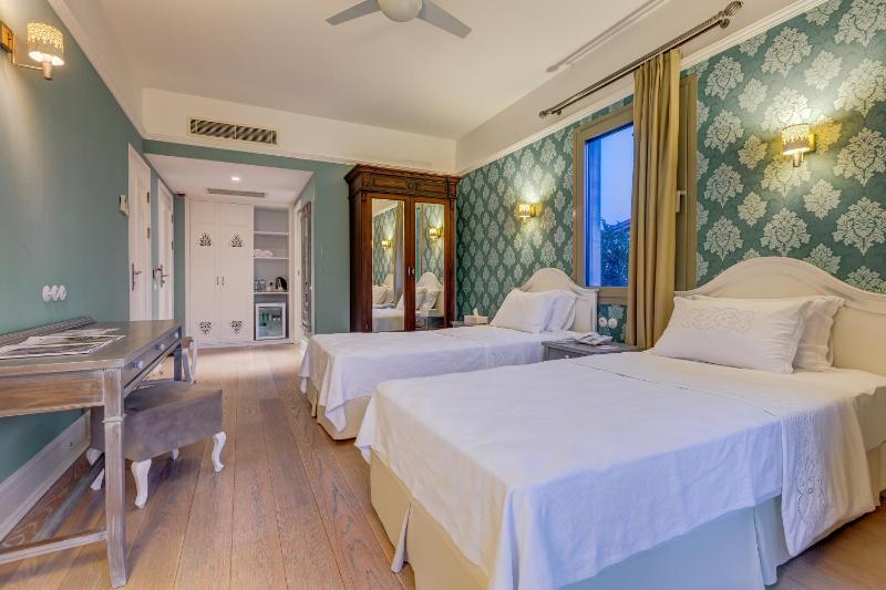 Deluxe Twin Room with Balcony image 4