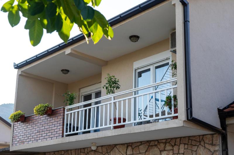 Spacious Family Apartment - 2 Bedrooms & Private Garage - image 12