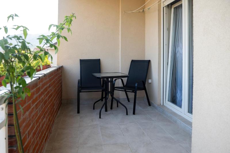 Spacious Family Apartment - 2 Bedrooms & Private Garage - image 14