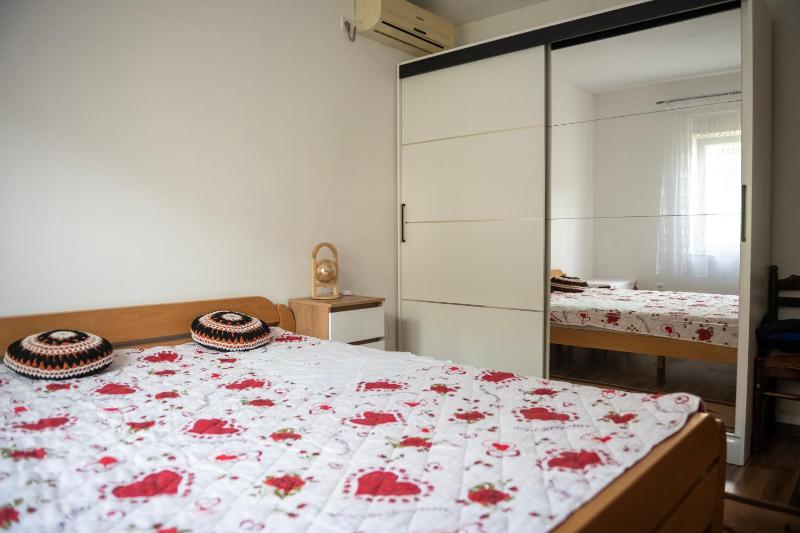 Spacious Family Apartment - 2 Bedrooms & Private Garage - image 10