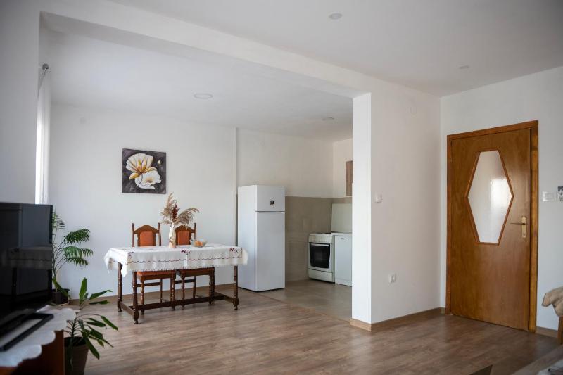 Spacious Family Apartment - 2 Bedrooms & Private Garage - image 11