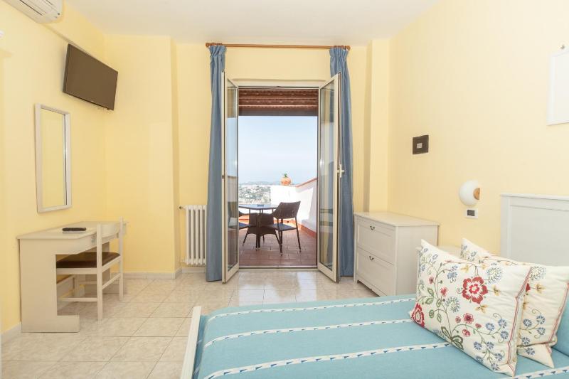 Comfort Double Room with Sea View image 3