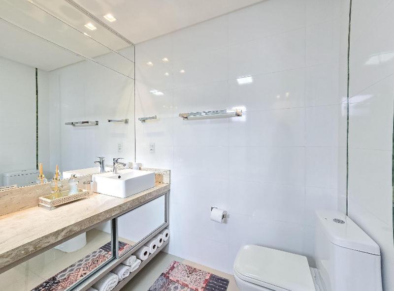 Spacious 3 Suite Apartment with BBQ and 2 Parking Spaces in Meia Praia Itapema - image 36