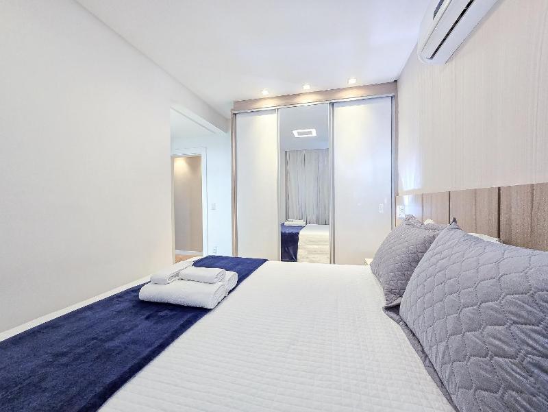 Spacious 3 Suite Apartment with BBQ and 2 Parking Spaces in Meia Praia Itapema - image 8