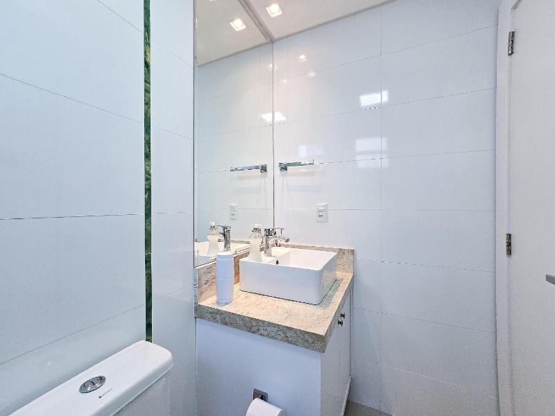 Spacious 3 Suite Apartment with BBQ and 2 Parking Spaces in Meia Praia Itapema - image 28