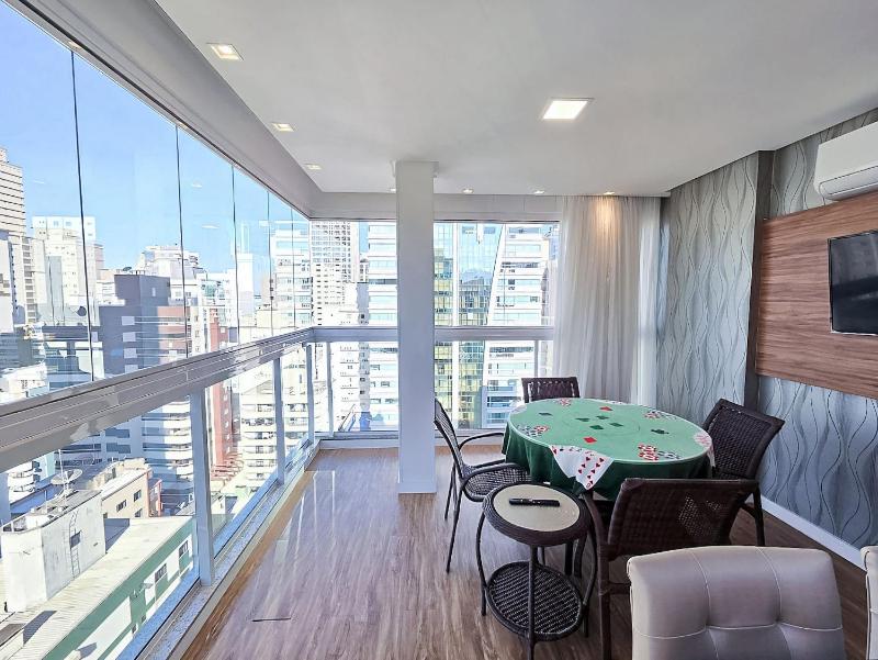 Spacious 3 Suite Apartment with BBQ and 2 Parking Spaces in Meia Praia Itapema - image 40