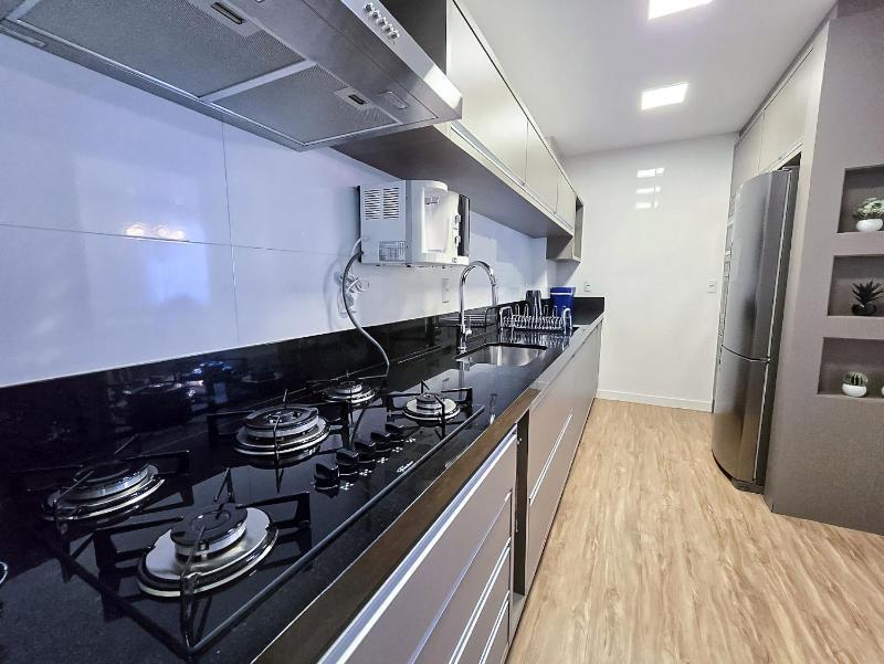 Spacious 3 Suite Apartment with BBQ and 2 Parking Spaces in Meia Praia Itapema - image 29