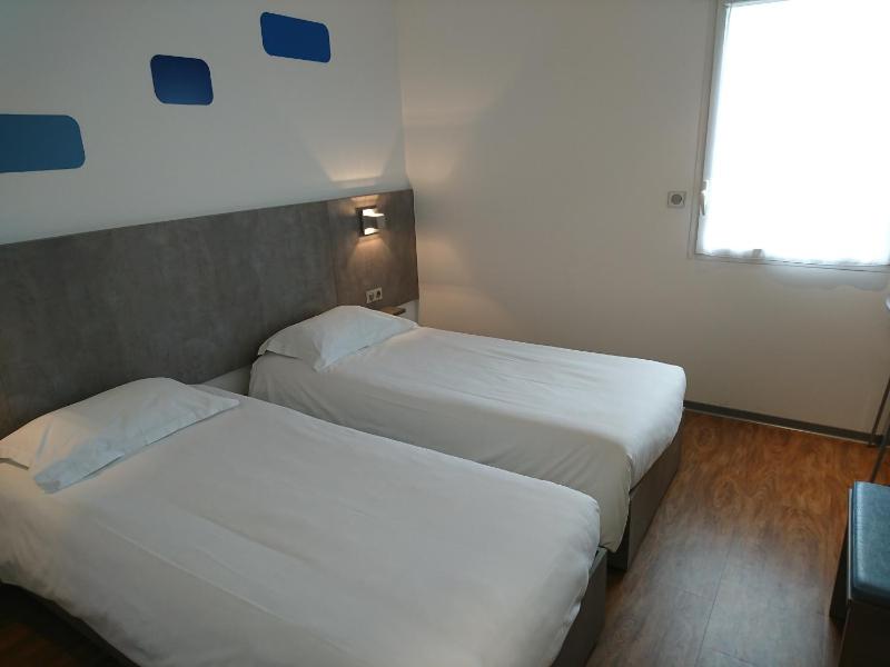 Twin Room image 2