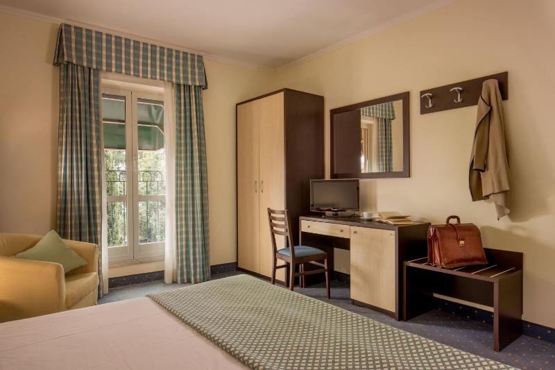 Double or Twin Room image 3