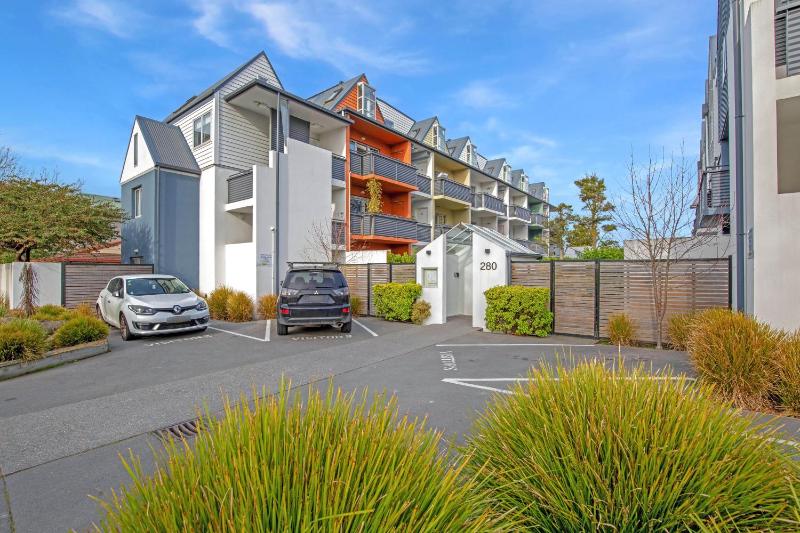 Urban Oasis - Christchurch Holiday Home - image 11