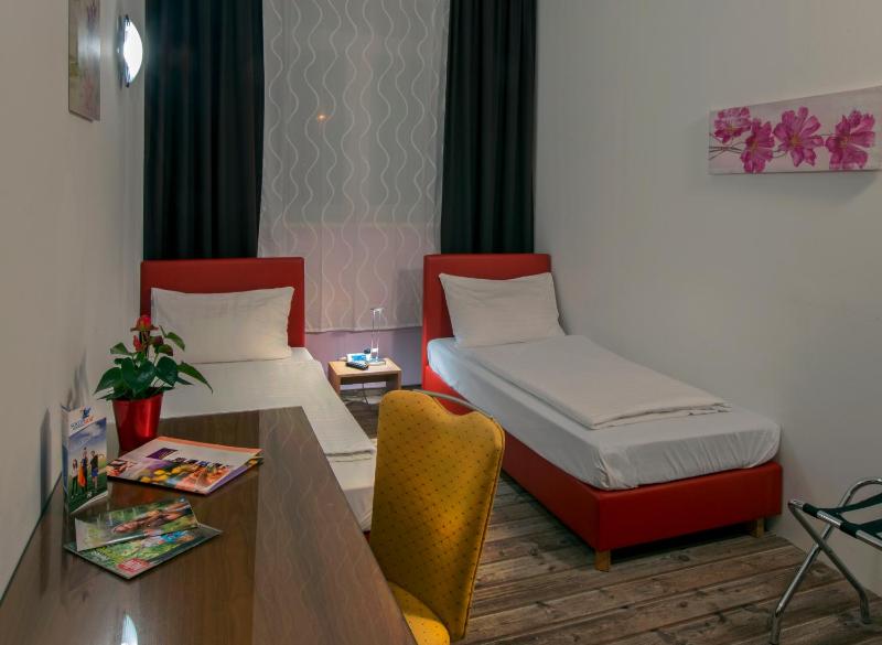 Standard Double Room image 3