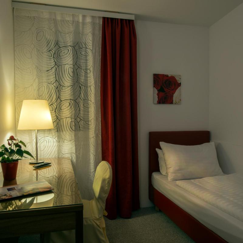 Standard Single Room image 3