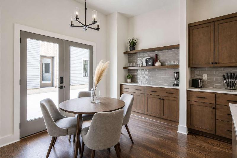 Stylish West End Stay with Rooftop & Patio - image 9