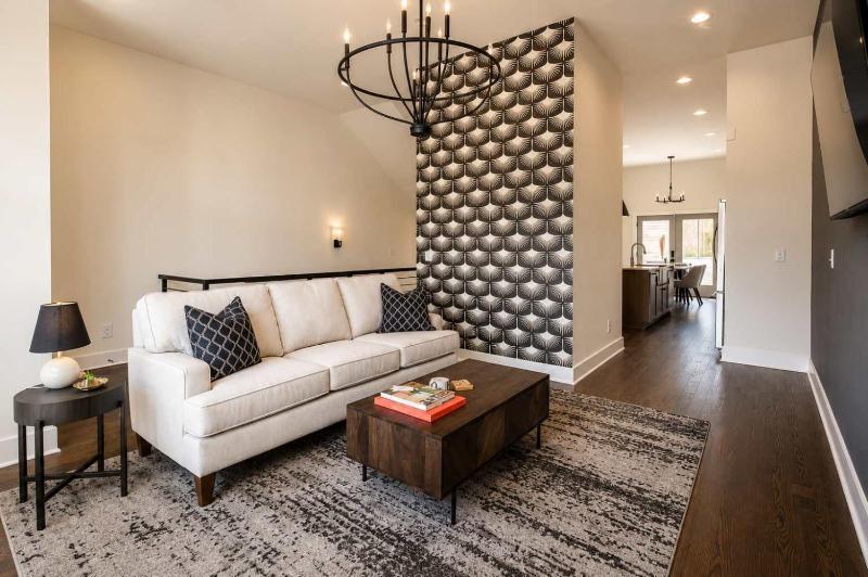 Stylish West End Stay with Rooftop & Patio - image 1