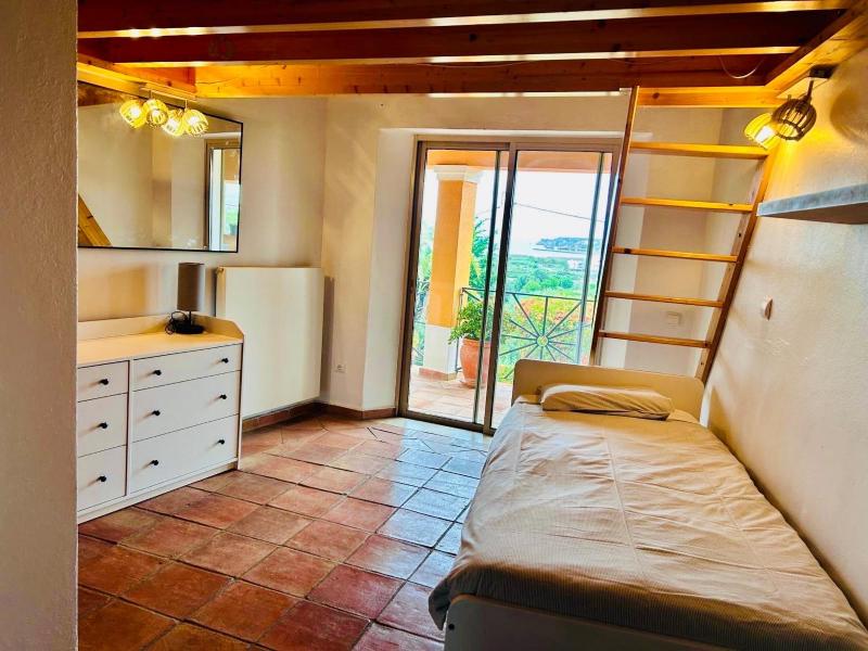Villa with pool sea views and beach access - image 12