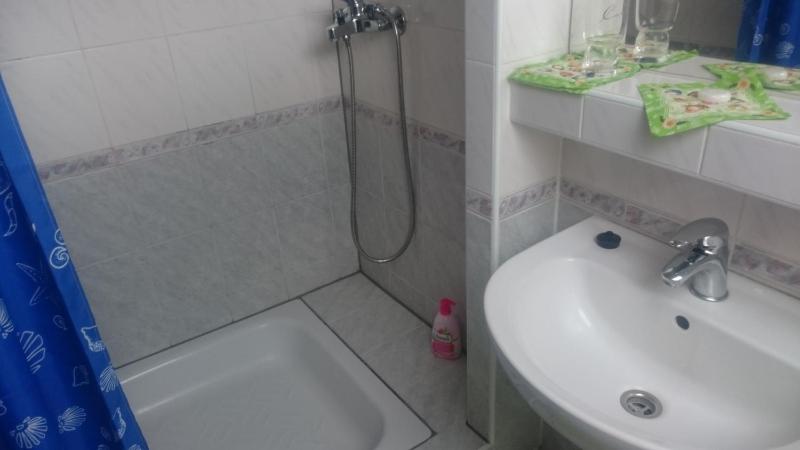 Twin Room with Shower image 4
