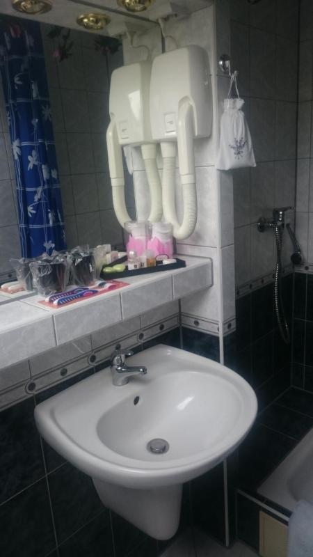 Twin Room with Shower image 2