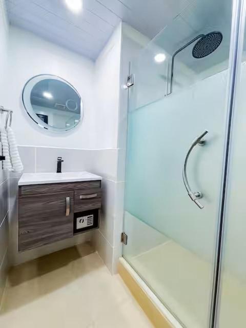 Central Luxury Apartments - image 8