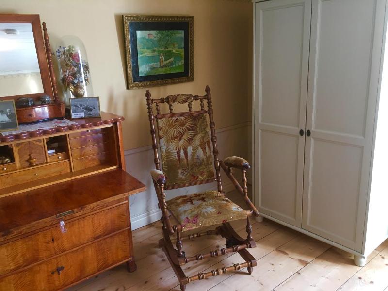 Family Room image 3