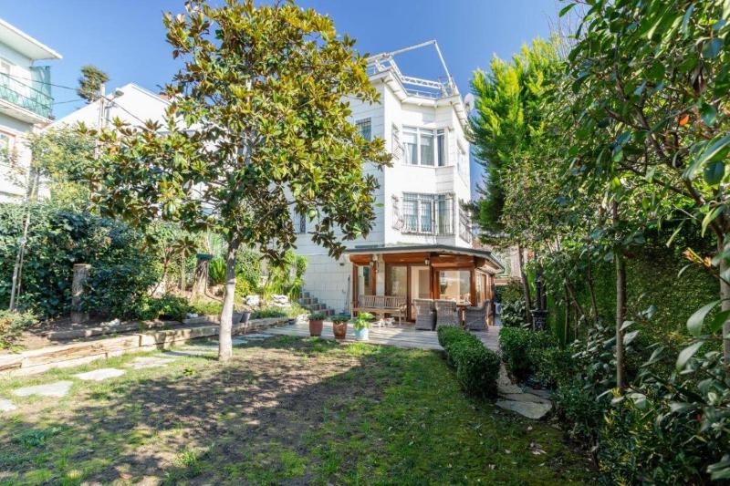 Charming 3Bed Villa Private Garden & Terrace! #381 - image 1