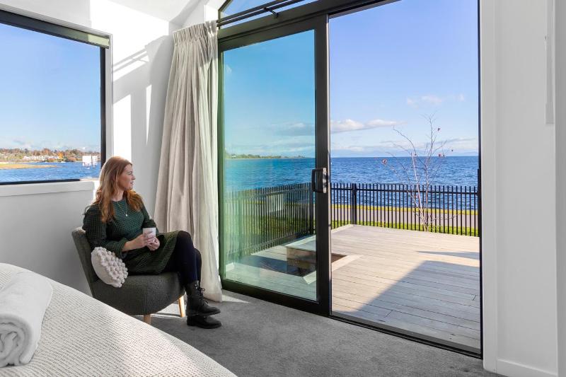 Roam Taupo Lake Front Unit 1 - Spa Pool - image 7