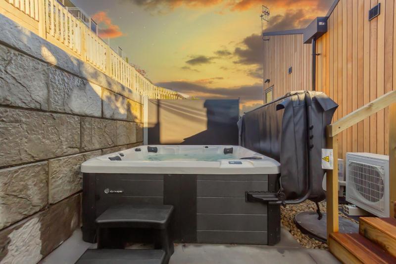 Roam Taupo Lake Front Unit 2 - Spa Pool - image 21
