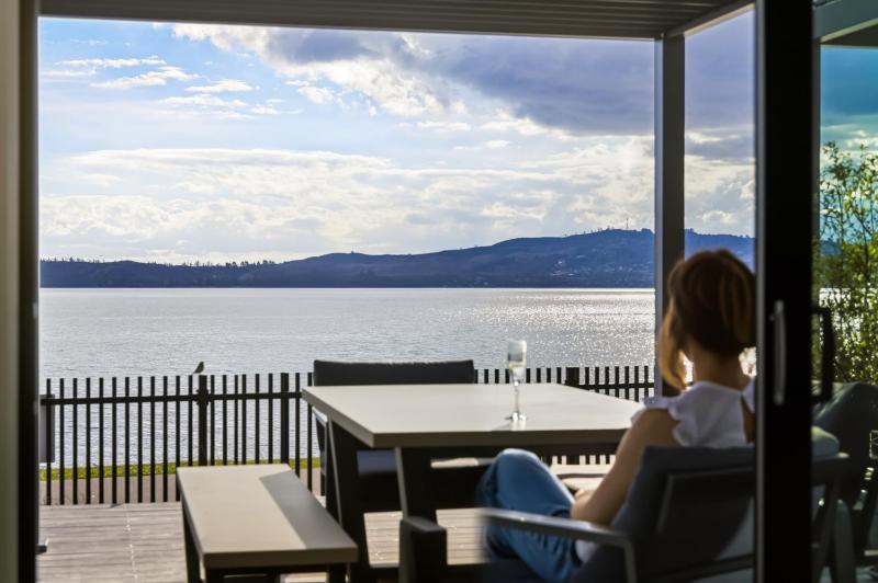 Roam Taupo Lake Front Unit 2 - Spa Pool - image 7