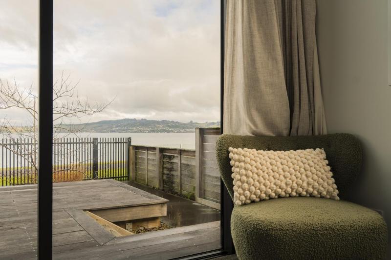 Roam Taupo Lake Front Unit 2 - Spa Pool - image 2