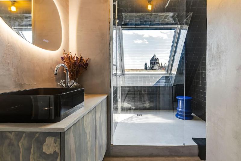 Stunning 1-bedroom with Cathedral view - Broglie - image 10
