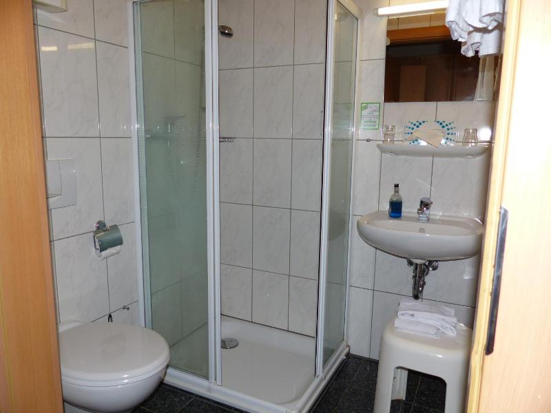 Standard Twin Room image 3