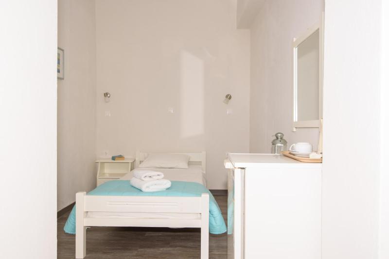 Small Single Room image 2
