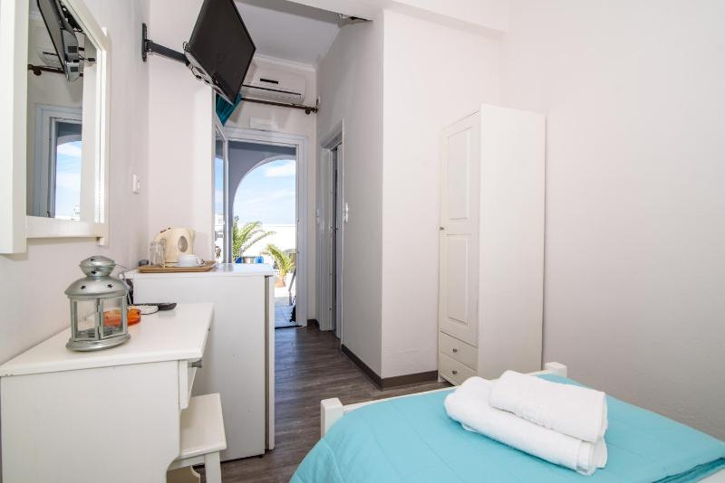 Small Single Room image 3