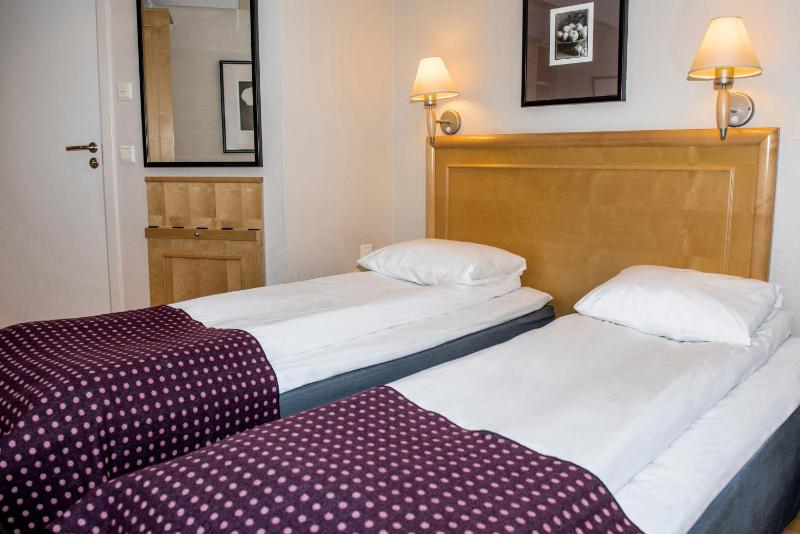 Standard Twin Room image 3