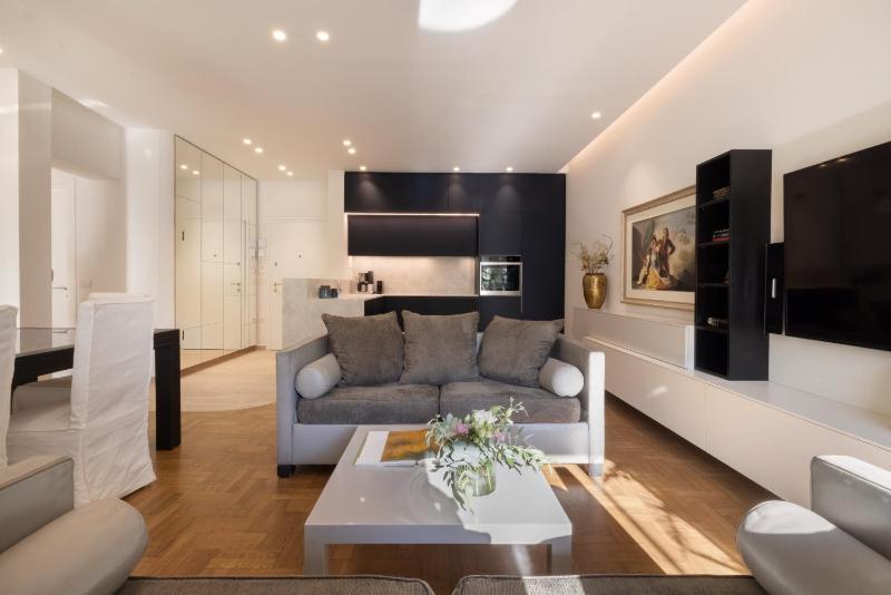 Signature Athenian Residence - image 1