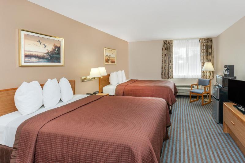 Queen Room with Two Queen Beds - Non-Smoking image 1
