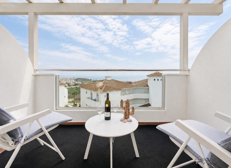 Cozy and quiet apartment with sea views - image 24