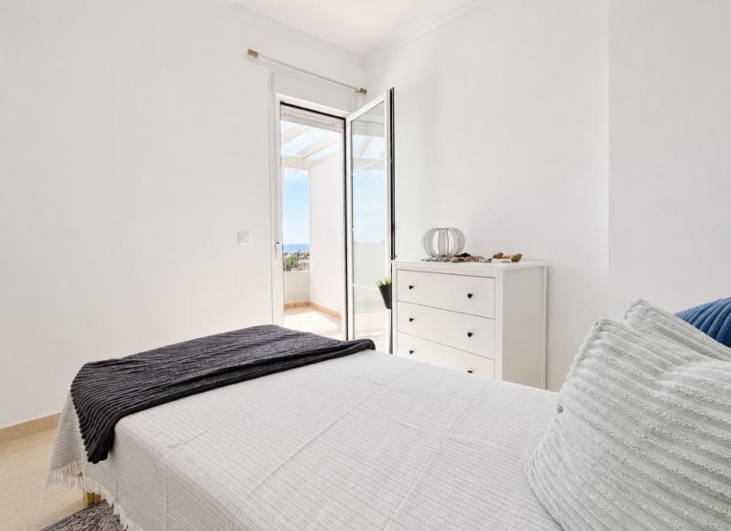 Cozy and quiet apartment with sea views - image 17