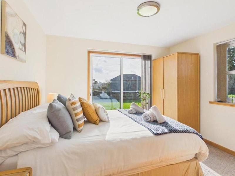 Apartment Sleeps 4 Enclosed Garden Pets Welcome - image 9