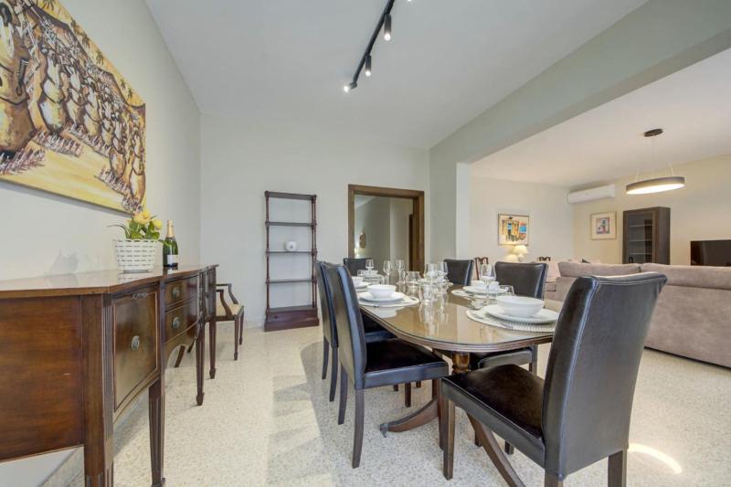 Dolce far niente Sliema Sea Front 3BD sleeps 8 - image 12