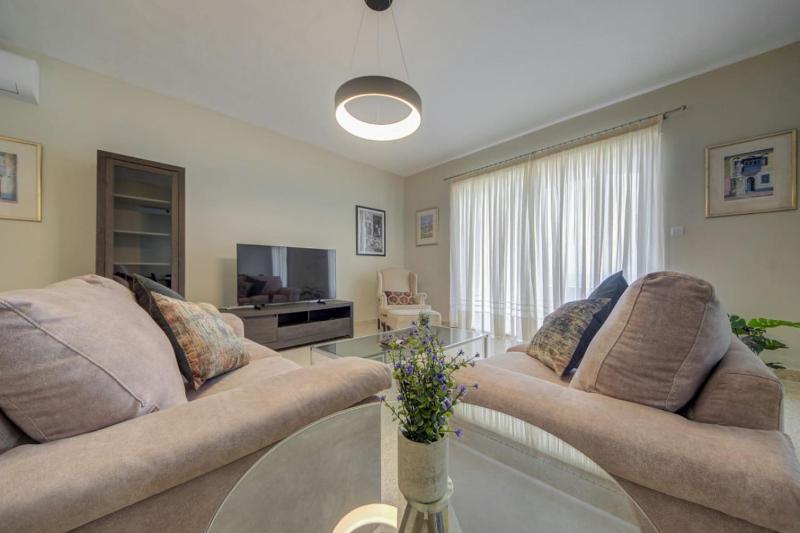Dolce far niente Sliema Sea Front 3BD sleeps 8 - image 11