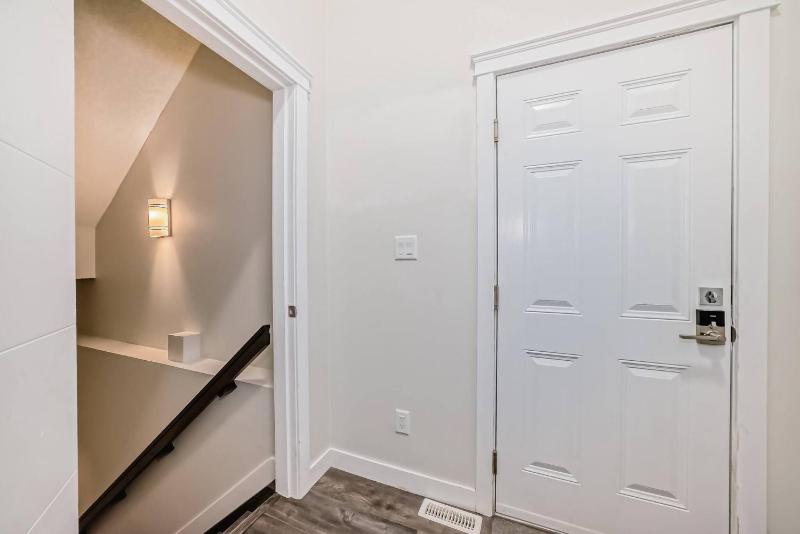 Luxurious Basement Hidden Oasis - image 7