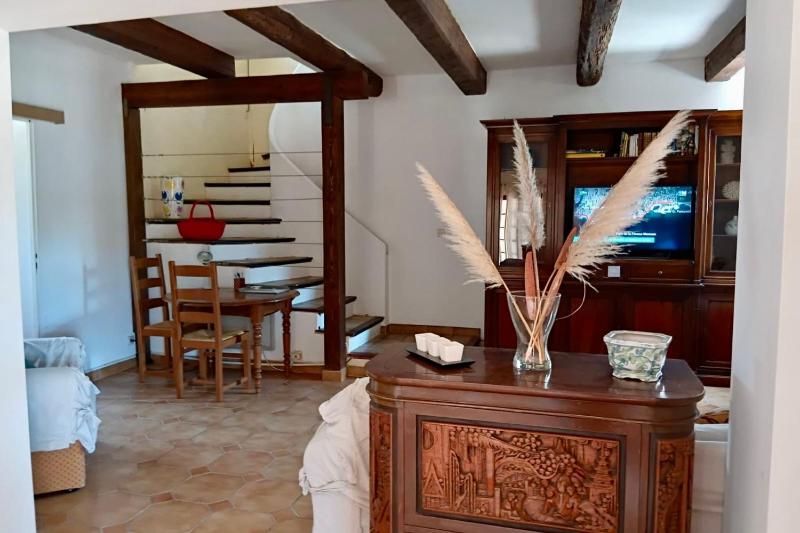 Family cottage facing the sea - image 39