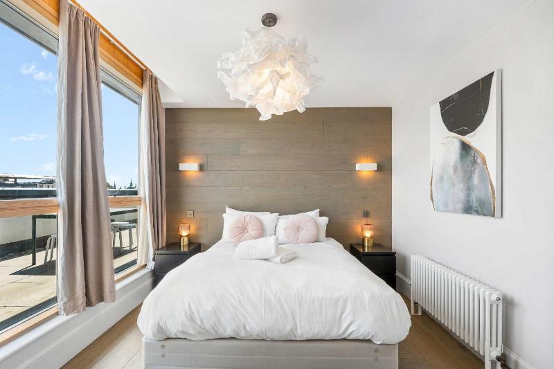 Hosted by StaySejour - Free Parking - Brighton Penthouse - Private Rooftop - 3 bedrooms - image 17