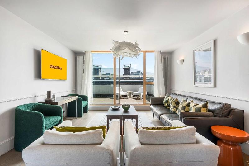 Hosted by StaySejour - Free Parking - Brighton Penthouse - Private Rooftop - 3 bedrooms - image 14