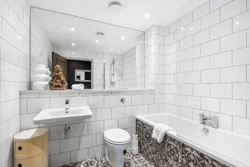Hosted by StaySejour - Free Parking - Brighton Penthouse - Private Rooftop - 3 bedrooms - image 18