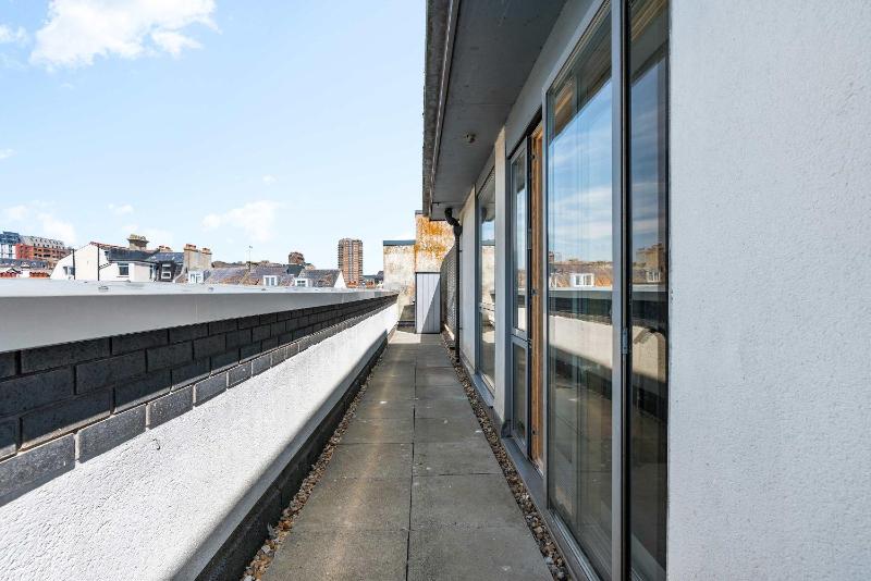 Hosted by StaySejour - Free Parking - Brighton Penthouse - Private Rooftop - 3 bedrooms - image 16