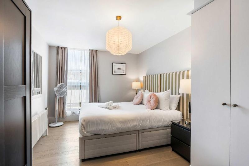 Hosted by StaySejour - Free Parking - Brighton Penthouse - Private Rooftop - 3 bedrooms - image 9
