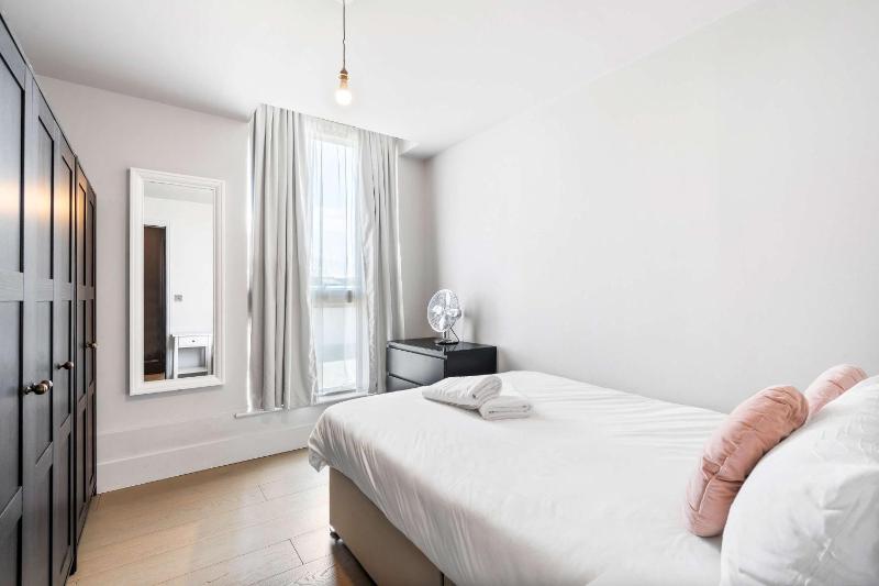 Hosted by StaySejour - Free Parking - Brighton Penthouse - Private Rooftop - 3 bedrooms - image 2