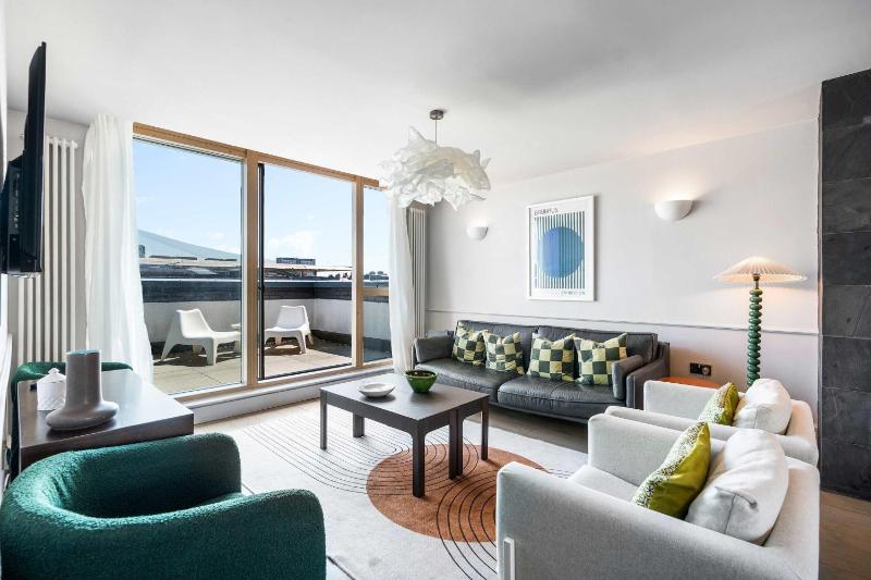 Hosted by StaySejour - Free Parking - Brighton Penthouse - Private Rooftop - 3 bedrooms - image 15