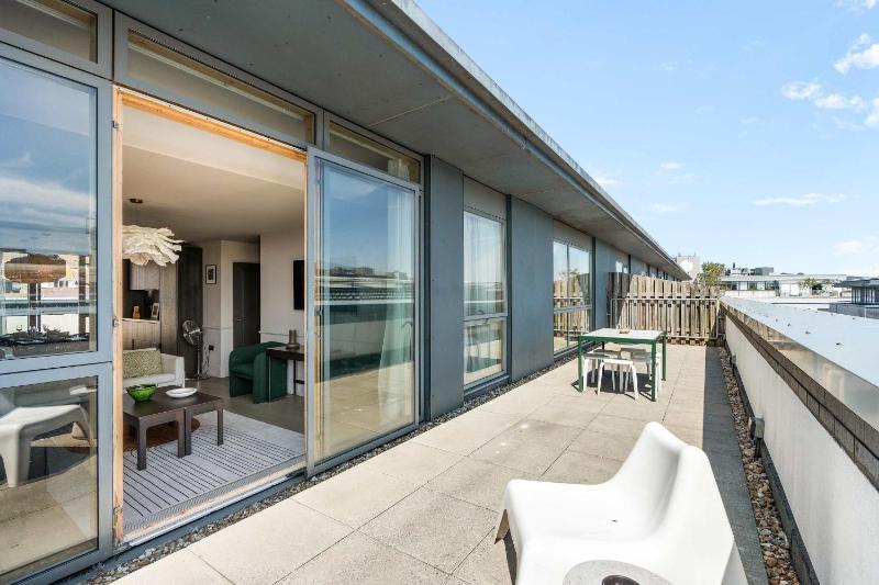 Hosted by StaySejour - Free Parking - Brighton Penthouse - Private Rooftop - 3 bedrooms - image 13